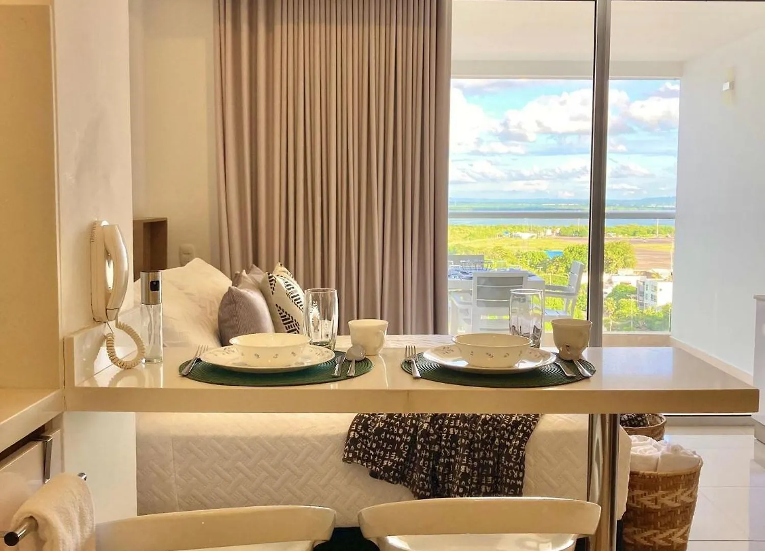 Cb1242 Crespo Suite Frente Aeropuerto Vista-Lago Cartagena 0*,