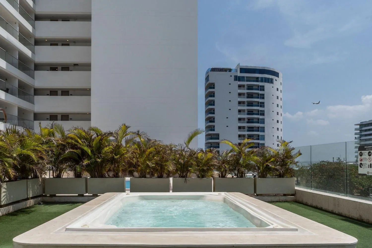 Cb1242 Crespo Suite Frente Aeropuerto Vista-Lago Cartagena 0*,